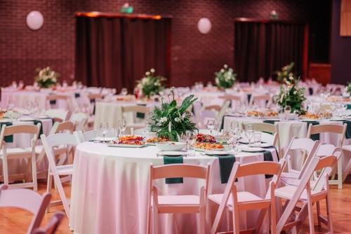 Elegant,event,hall,with,round,tables,set,for,dining,,featuring