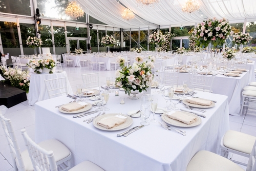 Modern,event,wedding,decor,with,floral,centerpiece,and,table,setting