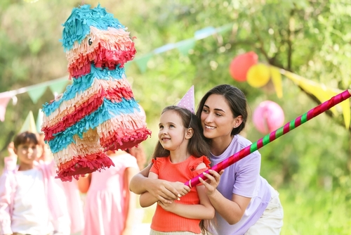 Mother,and,her,little,daughter,at,pinata,birthday,party