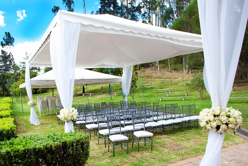 Wedding,marquee,with,bouquets,of,roses